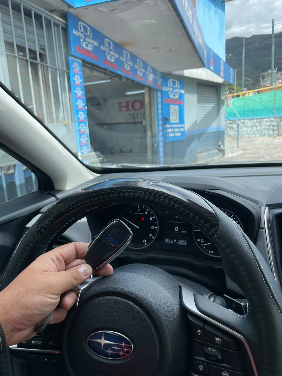 Subaru estacionado en el local de Auto Japón en Quito